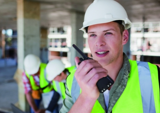 Ouvrier site de construction travail isole securite Radios travailleurs isolés ICOM